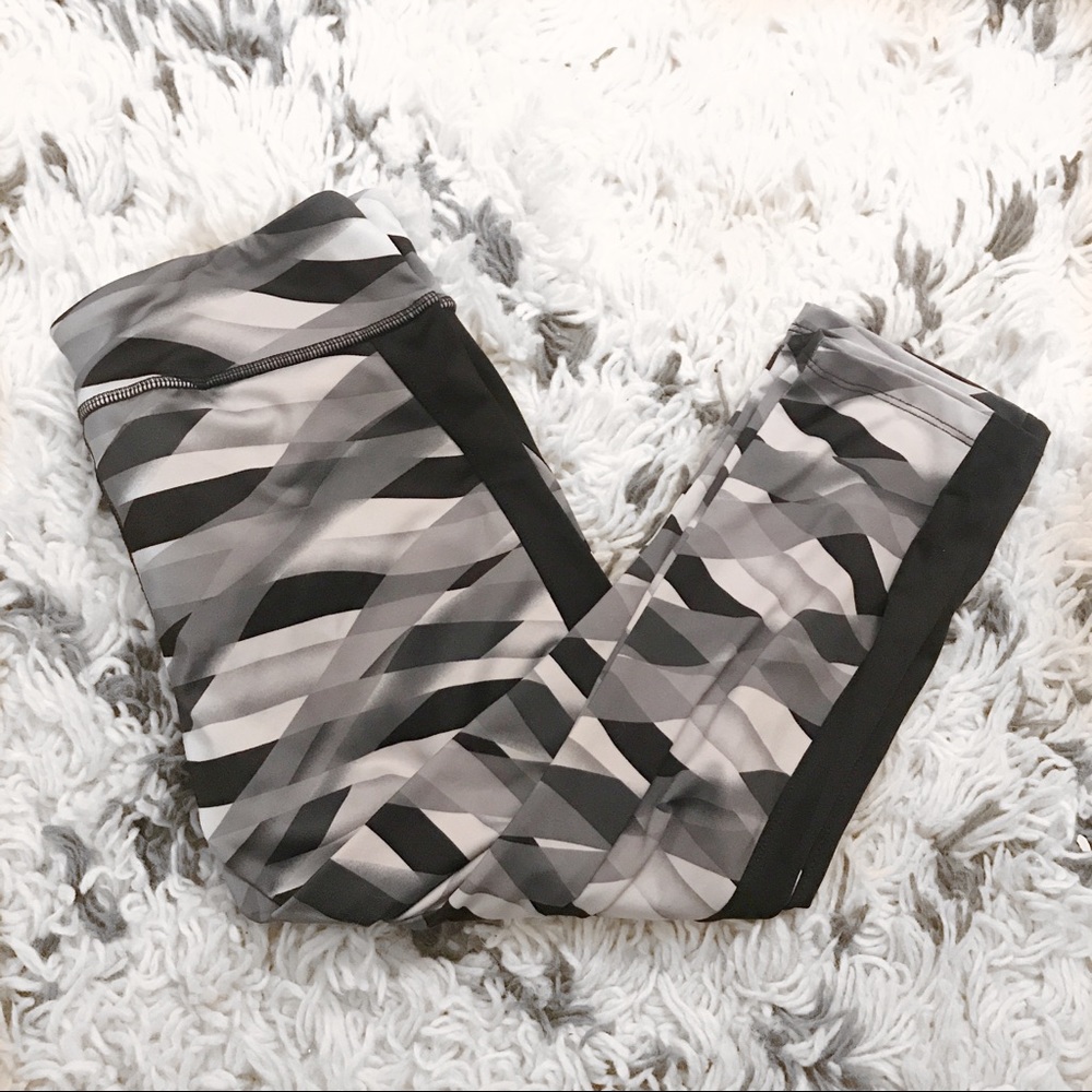 Forever 21 Printed Capri Leggings